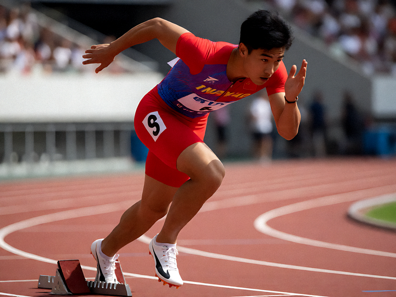 综合体育赛事场馆内田径与多项赛事同时进行的现场画面
